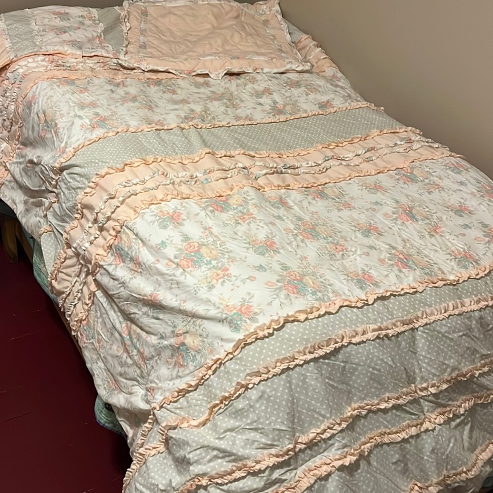 Twin comforter with 2 pillow shams